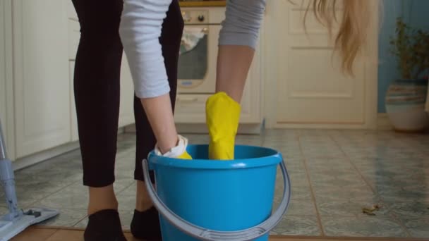 Frau wäscht den Fußboden — Stockvideo