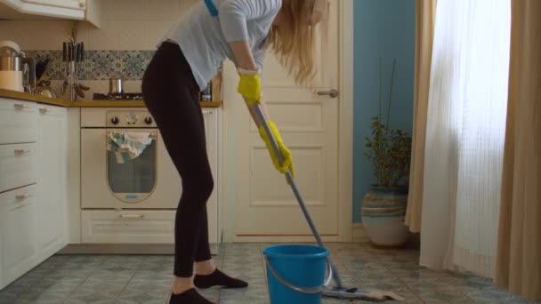 床をモップで洗う女 — ストック動画