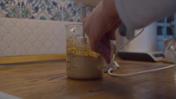 Kvinna matlagning Dalgona kaffe — Stockvideo