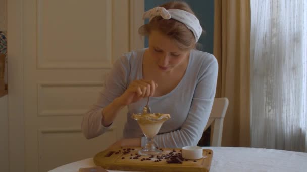Молодая женщина ест кофе "Далгона" — стоковое видео
