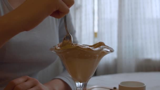 Mengen van Dalgona koffie closeup — Stockvideo