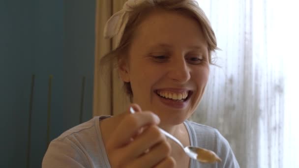 Молодая женщина ест кофе "Далгона" — стоковое видео