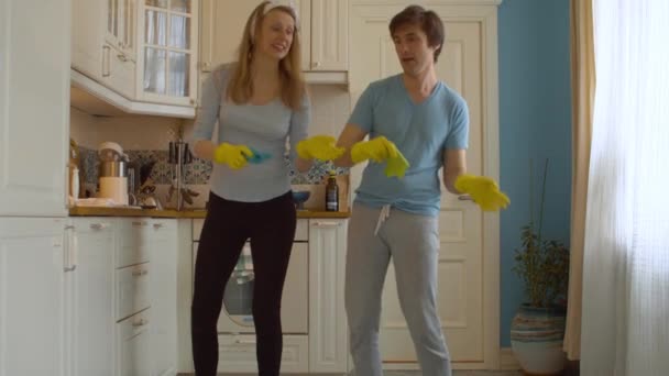 Забавная пара танцует на кухне — стоковое видео