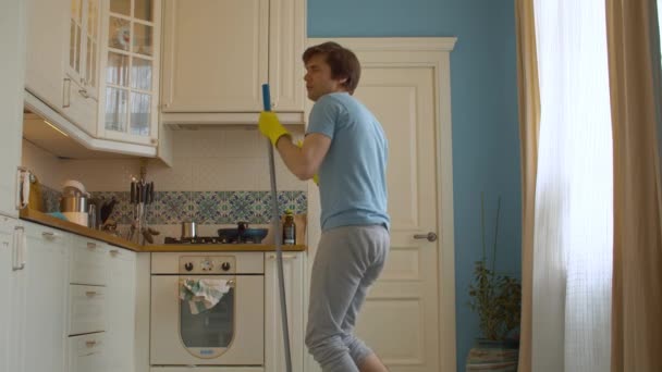 Zabawny człowiek myjący podłogę mopem. — Wideo stockowe