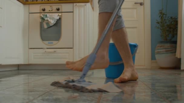 Hojas Descalzo Divertido Hombre Lavando Suelo Cocina Utilizando Mopa Baile — Vídeo de stock