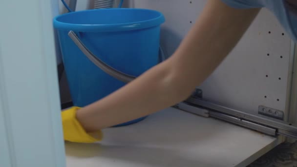 Женские руки вытирают воду — стоковое видео