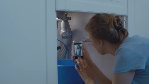 Femme tirant siphon gâté par smartphone — Video