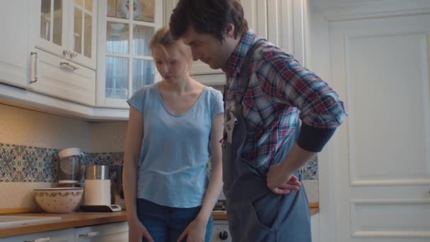Fontanero y ama de casa en la cocina — Vídeos de Stock