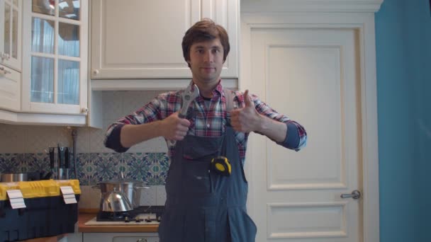 Happy plumber in the kitchen — Stock Video
