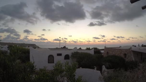 Timelapse Wschodu Słońca Nad Morzem Śródziemnym Białym Domem Pierwszym Planie — Wideo stockowe