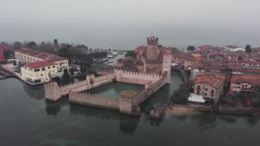 Görüntü: Drone - Rocca Scaligera Şatosu Sirmione, Garda Gölü. Göl manzarası, hava manzarası.