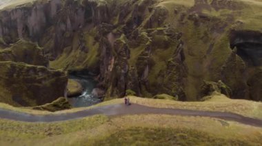 İzlanda, Avrupa 'daki Fjadragljufur buzullu nehir kanyonunun hava görüntüsü, insansız hava aracı