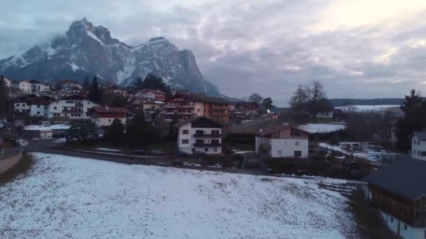 Widok Lotu Ptaka Castelrotto Zimę Małe Miasteczko Górach Dolomitów Alpy — Wideo stockowe