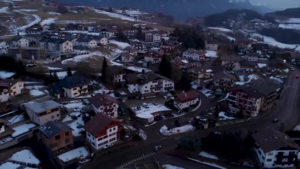 冬のカステルロットの空中風景 ドロミテの山間の村 イタリア イタリア ヨーロッパからのイタリアアルプス 夕方にショットの傾きを確立 — ストック動画