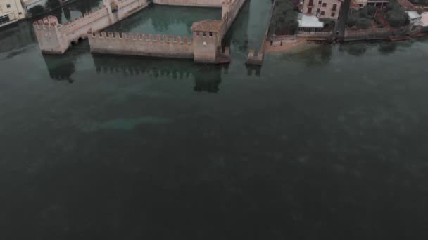 Uitzicht Drone Kasteel Rocca Scaligera Sirmione Geweldig Uitzicht Garda Meer — Stockvideo