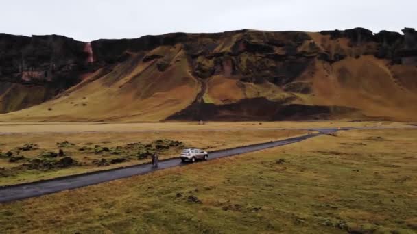 Zlanda Kırsalında Yeşil Lav Yosunlarıyla Çevrili Çakıllı Bir Yolda Park — Stok video