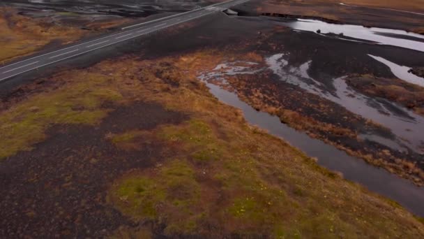 Вид Высоты Исландскую Дорогу Мостом Через Ледниковую Реку Красивым Горным — стоковое видео