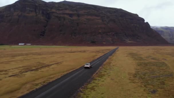 Vista Aérea Coche Suv Dacia Duster Conduciendo Por Una Carretera — Vídeo de stock