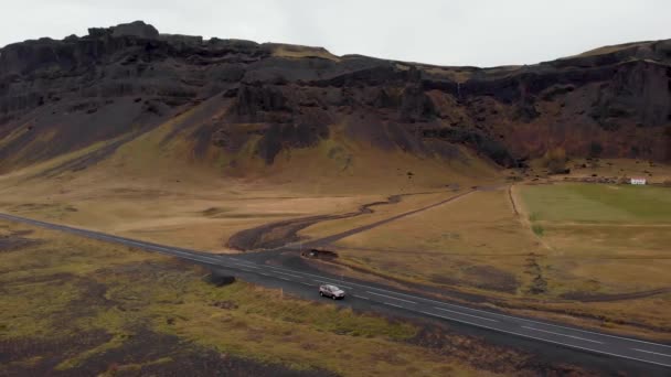 一辆停在一条美丽山景的冰岛公路上的越野车的空中4K视图 轨道从左到右拍摄 — 图库视频影像