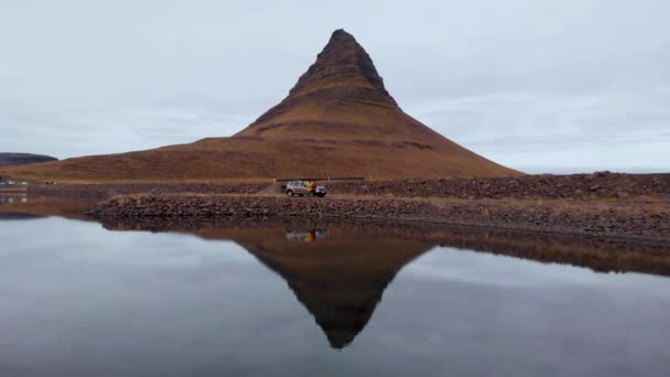 Fantastisk Antenn Sjö Reflektion Berget Kirkjufell Island Europa Drönare Flyger — Stockvideo