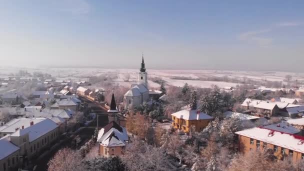 Luftaufnahme Der Reformierten Calvinistischen Und Orthodoxen Kirchen Einer Schneebedeckten Kleinstadt — Stockvideo