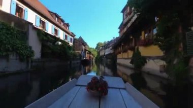 Hiperlapse - Petite Venise kanalında tekne turu Colmar, Alsace, Fransa, Avrupa 'da geleneksel renkli evleri gezmek
