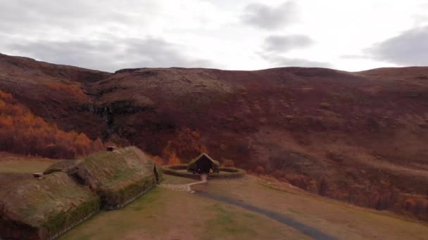 Vista Aérea Una Pareja Sentada Cerca Casas Tradicionales Césped Islandés — Vídeos de Stock