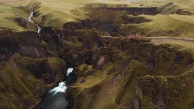 İzlanda, Avrupa 'daki Thingvellir Ulusal Parkı' ndaki Fjaorargljufur Kanyonu 'nun 4k hava görüntüsü, sağ yörünge atışı