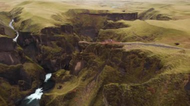 İzlanda, Avrupa 'daki Thingvellir Ulusal Parkı' ndaki Fjaorargljufur Kanyonu 'nun 4k hava görüntüsü, sol yörünge atışı