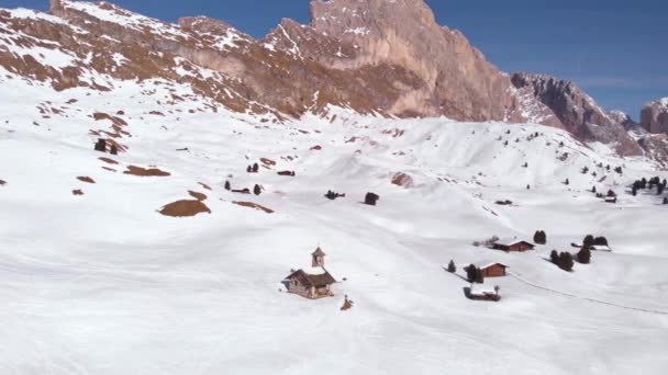 Vista Aérea Una Capilla Con Hermoso Fondo Montaña Invierno Día — Vídeo de stock