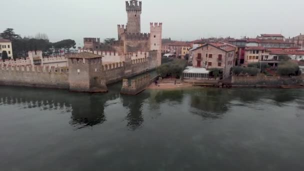 Luftaufnahme Der Burg Scaligero Einem Launischen Nebligen Tag Gardasee Sirmione — Stockvideo