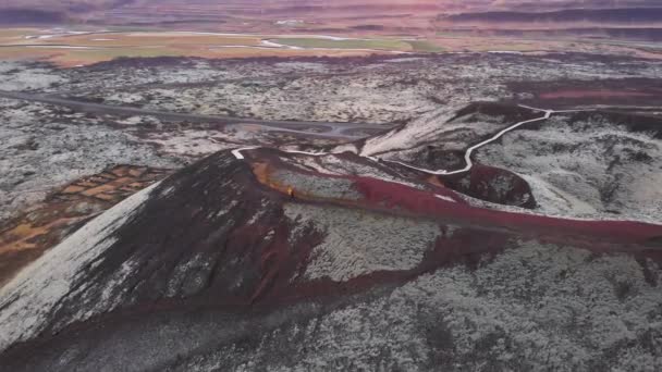 一对夫妇呆在冰岛 欧洲一个火山口顶部的空中4K照片 轨道右击 — 图库视频影像