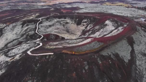 Pandangan Udara Terhadap Pasangan Petualang Yang Sedang Mendaki Kawah Vulkanik — Stok Video