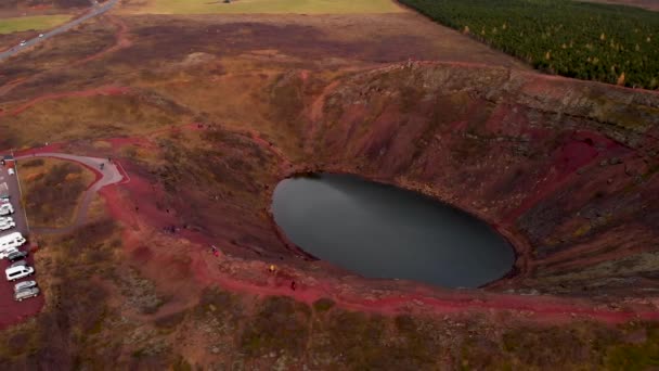 Vista Aérea Lago Cratera Islandês Topo Vulcão Kerio Com Turistas — Vídeo de Stock