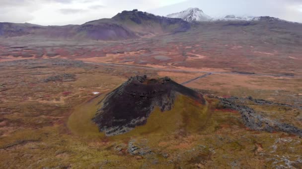 Вид Высоты Вулканический Кратер Удивительным Горным Фоном Пустынный Ландшафт Исландии — стоковое видео