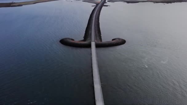 Letecký Pohled Islandskou Silnici Mečem Tvaru Nad Oceánem Obklopen Horskou — Stock video