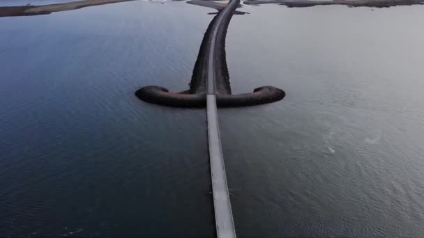 Flygfoto Utsikt Över Isländsk Väg Med Ett Svärd Form Över — Stockvideo