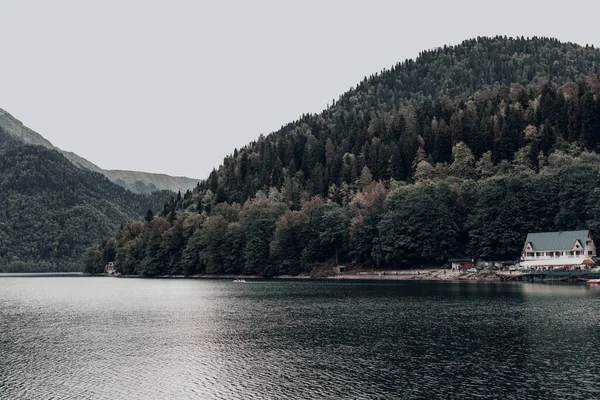 September Vakantie Abchazië Gloomy Hemel Alpine Ritsa Meer Boot Station — Stockfoto