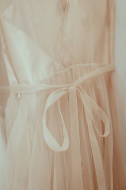 Bej şifon ve dantelli ipek gelinlik, arkadan arka plan. Gelin ayrıntıları. Klasik, boho tarzı. Yumuşak ve havadan kumaş. Giyim mağazası. Tören şeyleri..