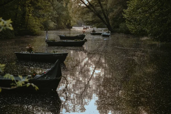 Zwevende Houten Boten Vijver Het Park Tussen Bomen — Stockfoto