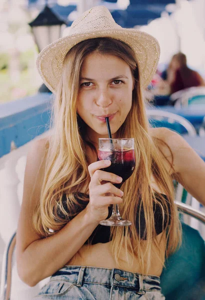 Söt Ung Kvinna Hatt Och Bikini Dricker Sangria Terrasscaféet Och — Stockfoto