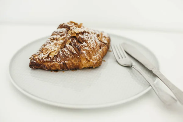 Croissant Almendras Frescas Plato Con Tenedor Cuchillo Plata Espolvoreado Con — Foto de Stock