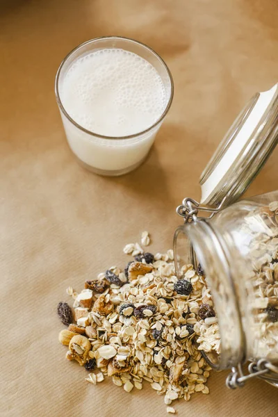 Hausgemachtes Müsli Aus Haferflocken Nüssen Und Trockenfrüchten Wird Aus Einem — Stockfoto