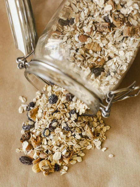 Hausgemachtes Müsli Aus Haferflocken Nüssen Und Trockenfrüchten Wird Aus Einem — Stockfoto