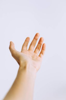 Beyaz arka planda kadın elini aç. Akıl sağlığı. Yardım istemek için. Psikoloji konsepti. 