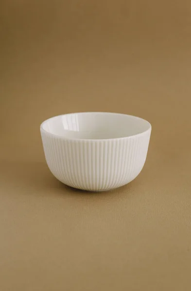Vit Keramik Platta Beige Bakgrund Minimalistisk Design Kinfolk Konceptet Handgjorda — Stockfoto