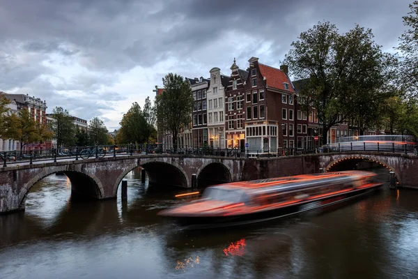 Kanallar Amsterdam 'da Prinsengracht' ta görüldü.