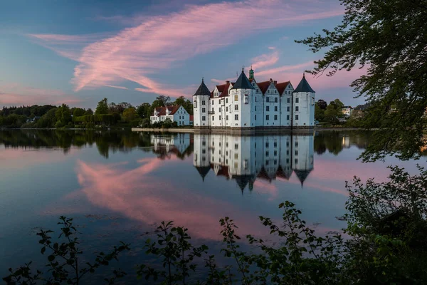 Almanya 'nın kuzeyinde Flensburg yakınlarındaki Glucksburg Kalesi