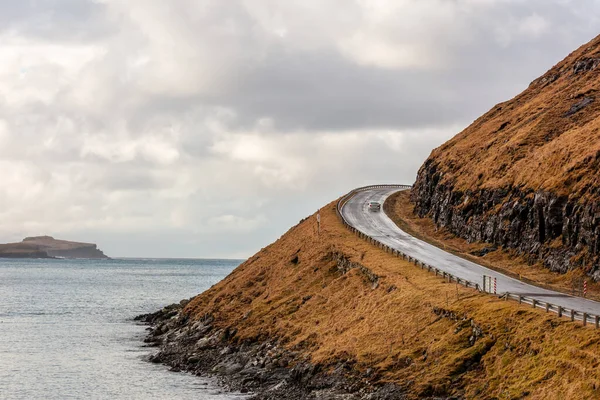Gasadalur yakınlarındaki Faroe Adalarında bir yol.