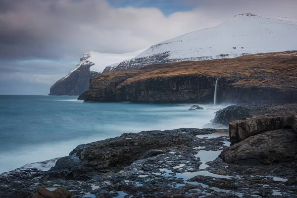 Faroe Adaları 'ndaki Eidi yakınlarında küçük bir şelale.